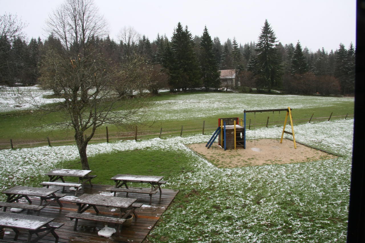 Auberge De La Perdrix Hauterive-la-Fresse Bagian luar foto