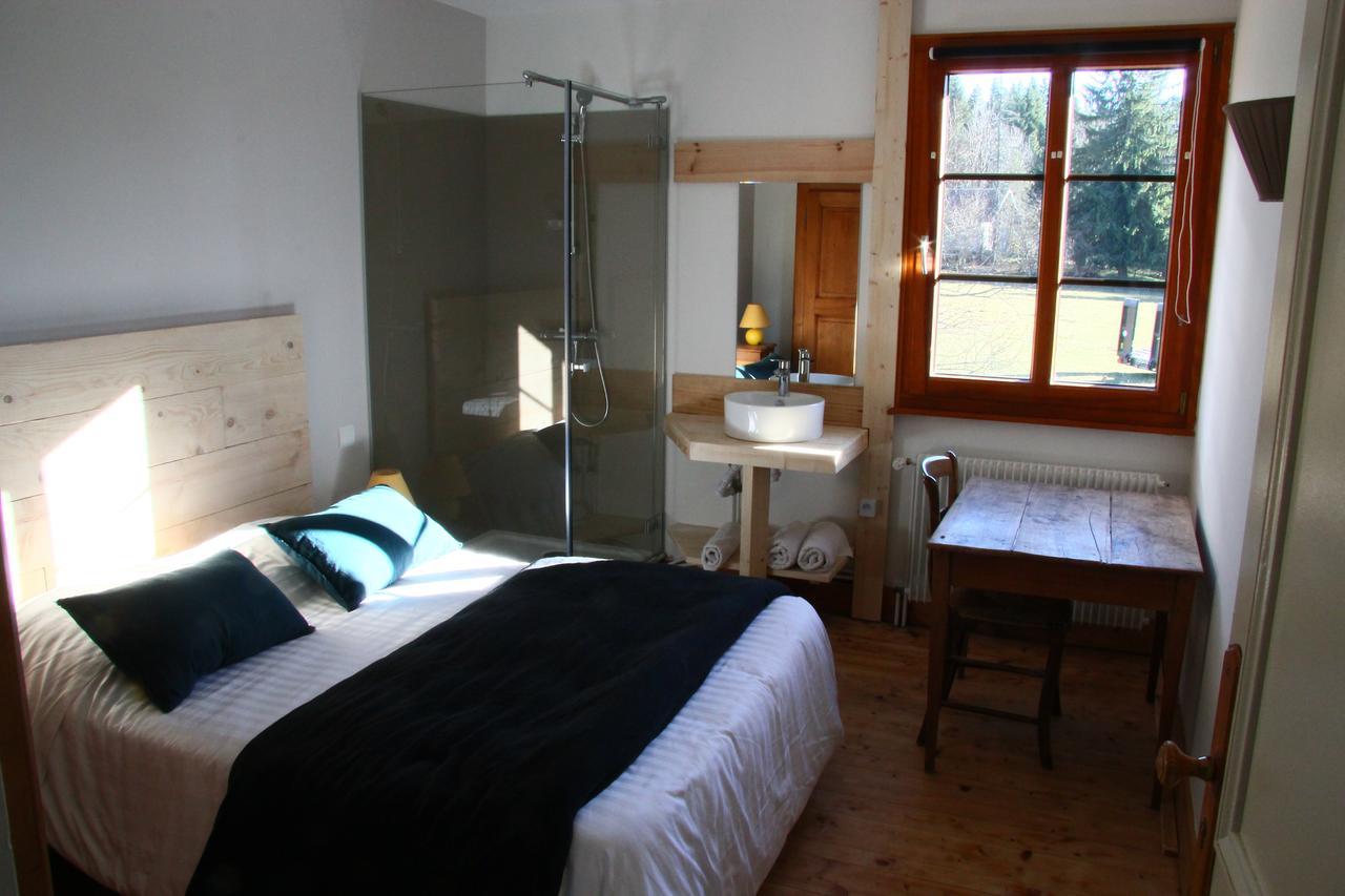 Auberge De La Perdrix Hauterive-la-Fresse Bagian luar foto
