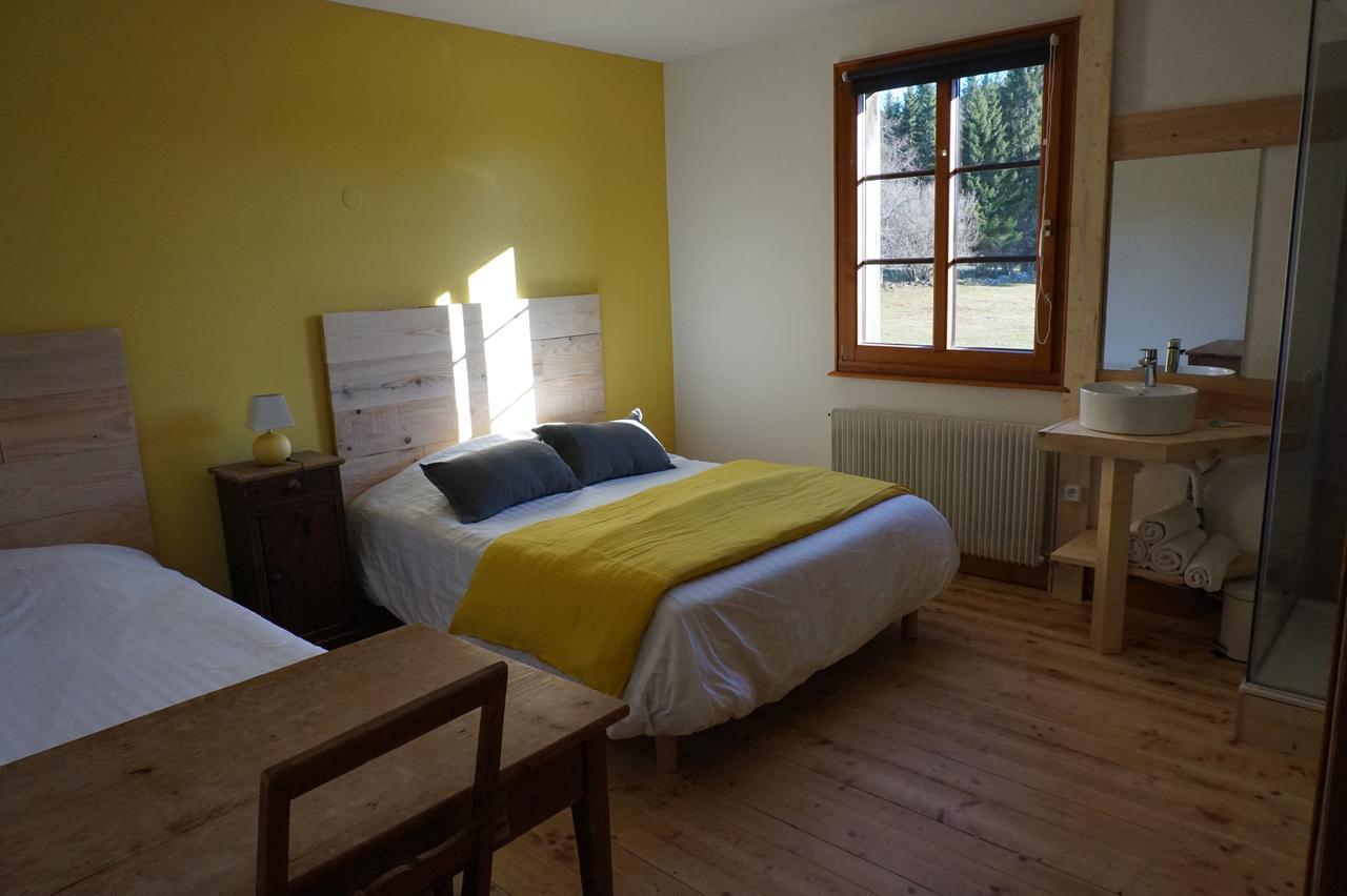 Auberge De La Perdrix Hauterive-la-Fresse Bagian luar foto