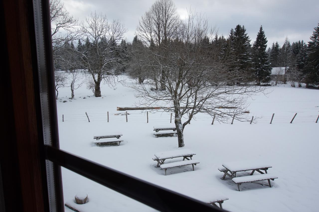 Auberge De La Perdrix Hauterive-la-Fresse Bagian luar foto
