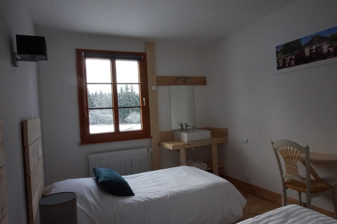 Auberge De La Perdrix Hauterive-la-Fresse Bagian luar foto
