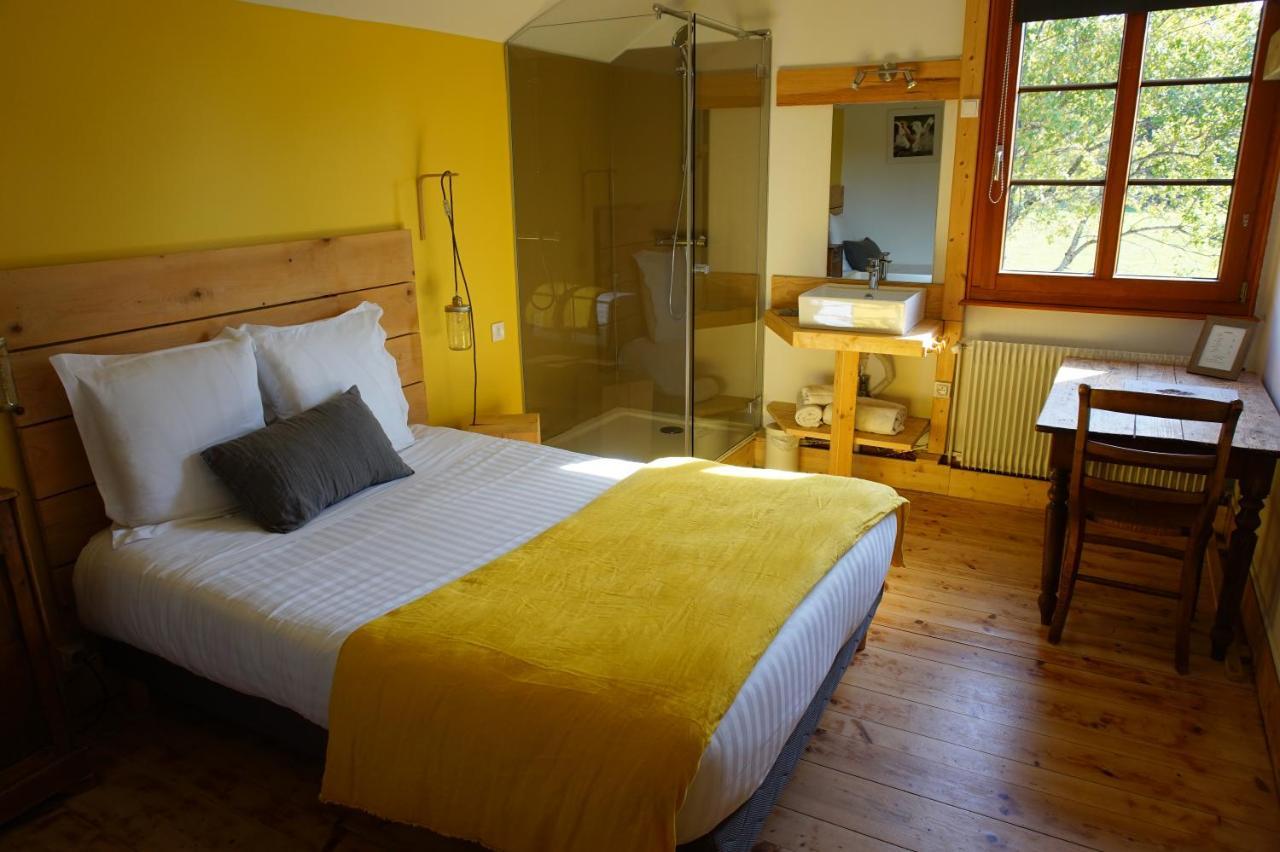 Auberge De La Perdrix Hauterive-la-Fresse Bagian luar foto