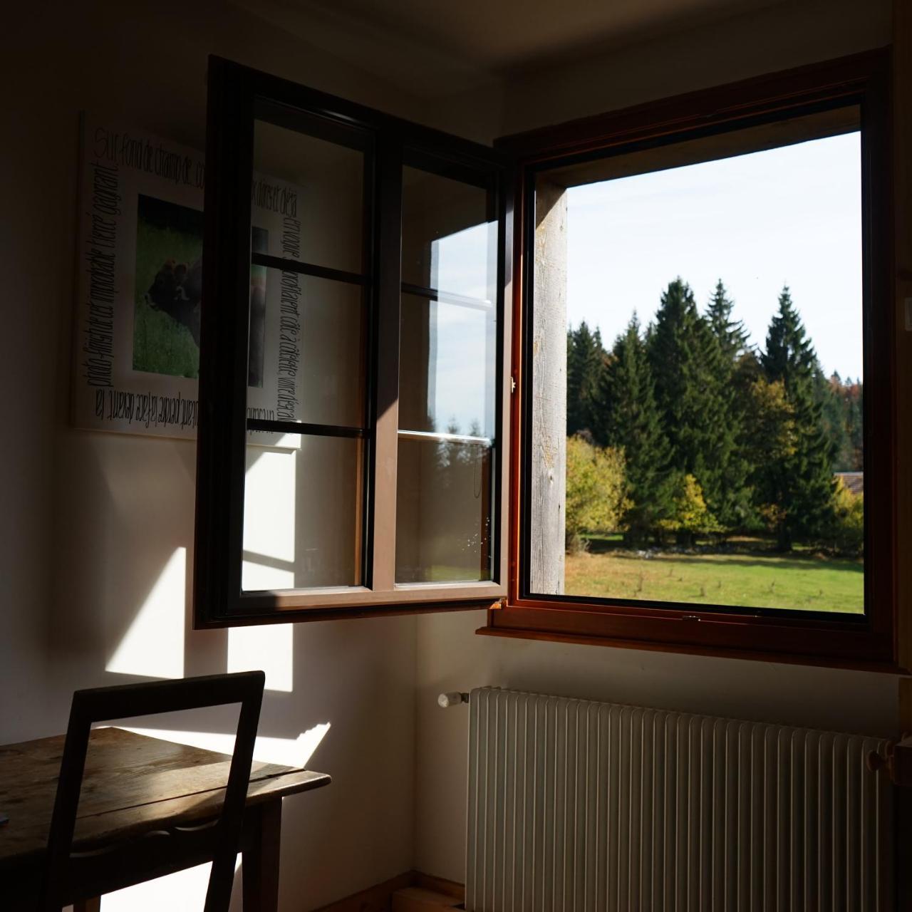 Auberge De La Perdrix Hauterive-la-Fresse Bagian luar foto