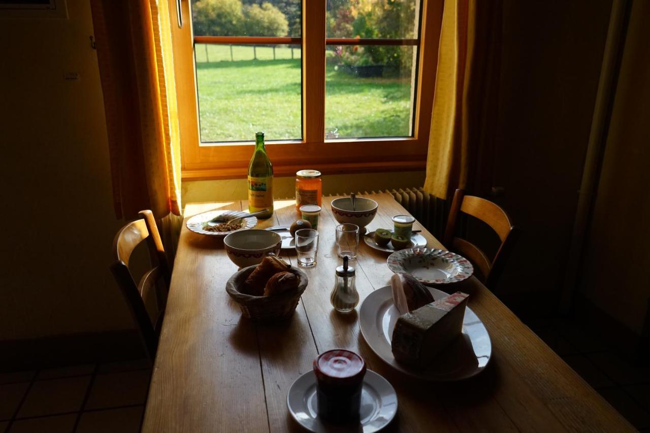 Auberge De La Perdrix Hauterive-la-Fresse Bagian luar foto
